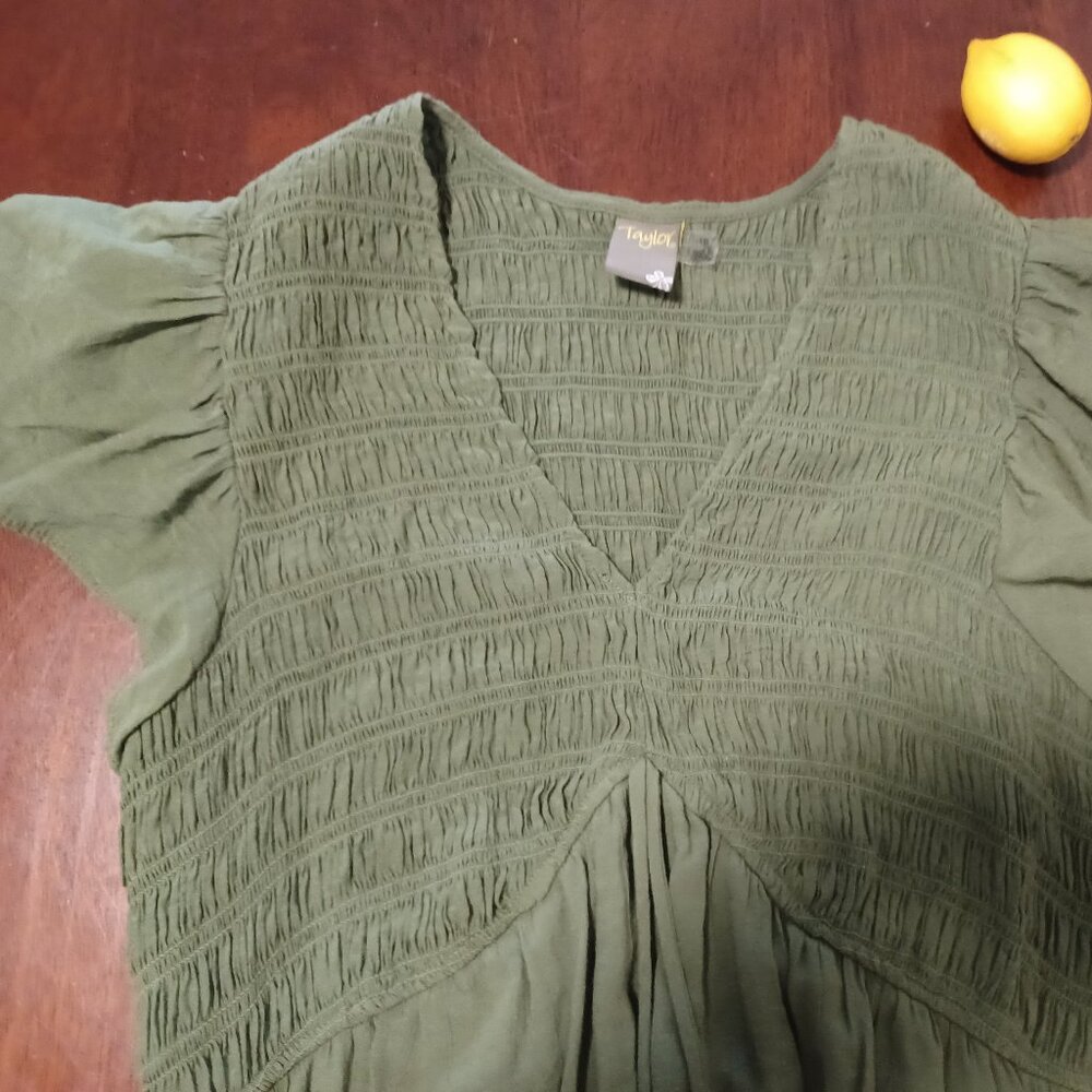 Taylor Women’s Dress Size 16 green maxi romantic Boho